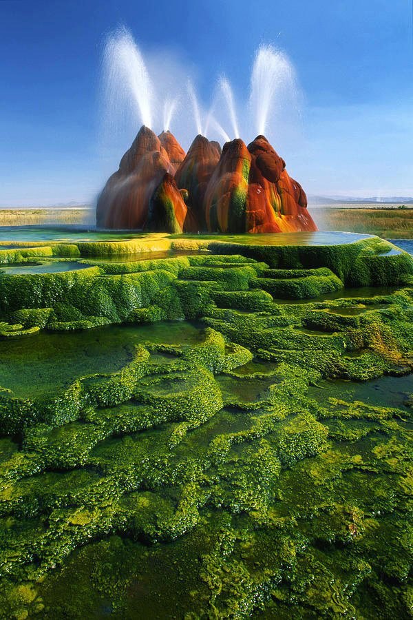 【画像】地球とは思えないファンタジーな光景 アメリカの砂漠にある噴泉塔「フライカイザー」の画像