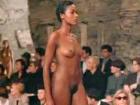 トリプルエックス 「海外のファッションショーでモデルが全裸！！